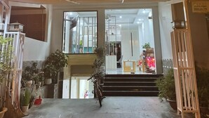 Entrada de un hotel con un letrero de neón que dice "Thien Thank" y "HOTEL".