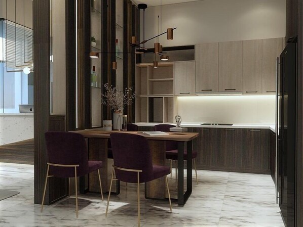 Un área de comedor moderna con piso de mármol, muebles de madera oscura e iluminación colgante.