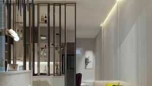 Una sala de estar moderna con un sofá, una mesa de centro y un comedor con una mesa y sillas.