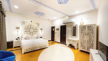 Superior Room | Minibar, desk, blackout curtains, iron/ironing board