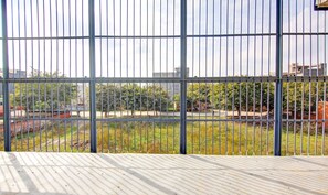 Quarto casal standard | Escrivaninha, ferros/tábuas de passar roupa