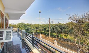 Habitación Deluxe doble | Escritorio y tabla de planchar con plancha