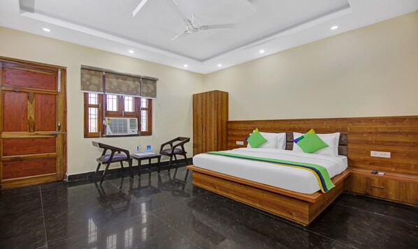 Quarto casal luxo | Escrivaninha, ferros/tábuas de passar roupa