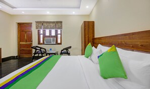 Quarto casal luxo | Escrivaninha, ferros/tábuas de passar roupa