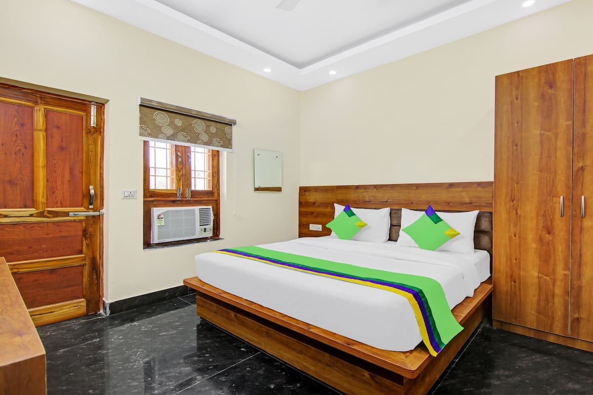 Standard Double Room | Desk, iron/ironing board