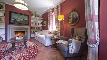 Smart TV, chimenea, tenis de mesa y libros