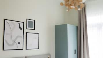 Design Studio | Desk, laptop workspace, free WiFi, bed sheets