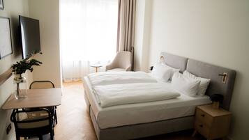 Design-Studio | Allergikerbettwaren, Schreibtisch, laptopgeeigneter Arbeitsplatz