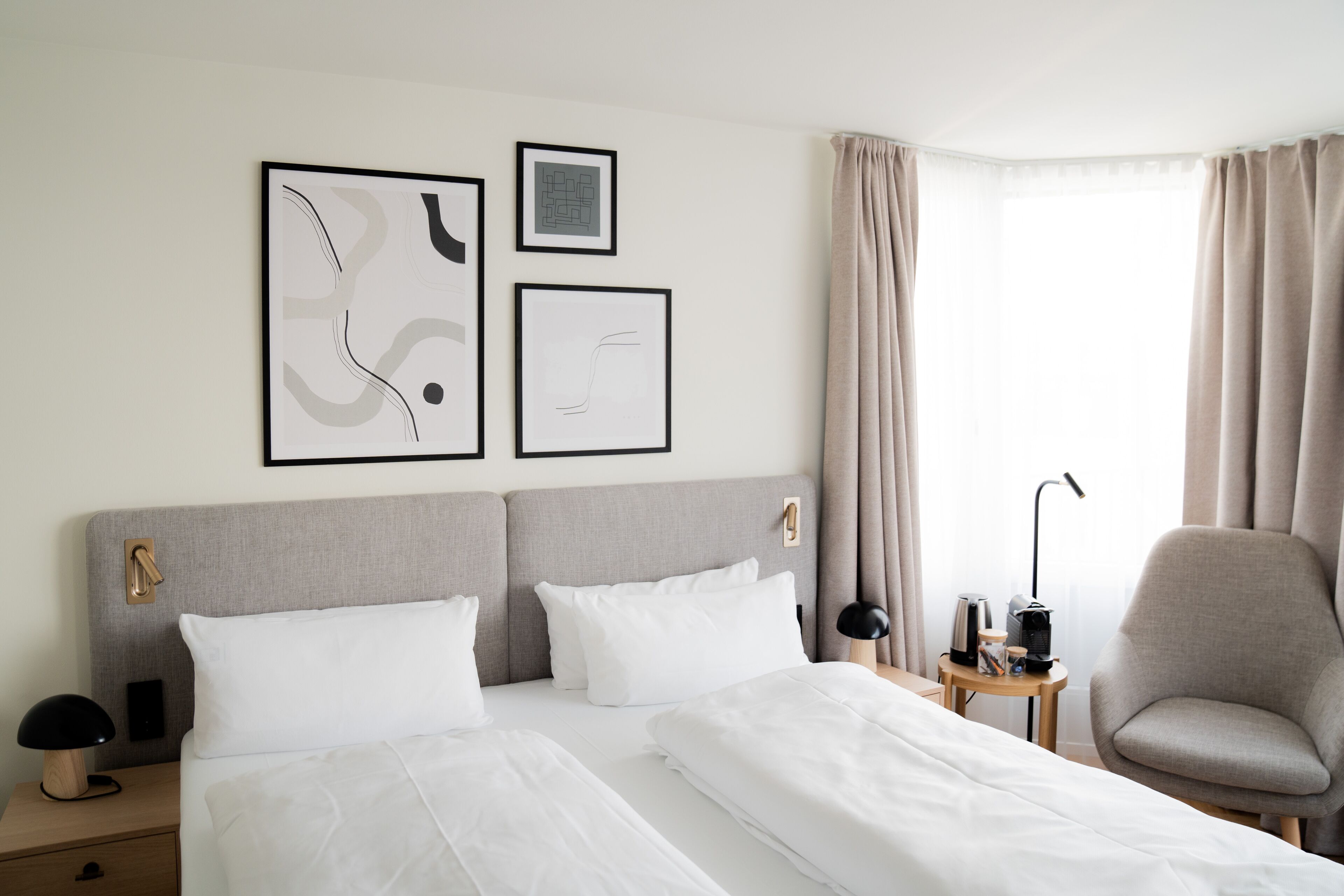 Design-Zimmer | Allergikerbettwaren, Schreibtisch, laptopgeeigneter Arbeitsplatz