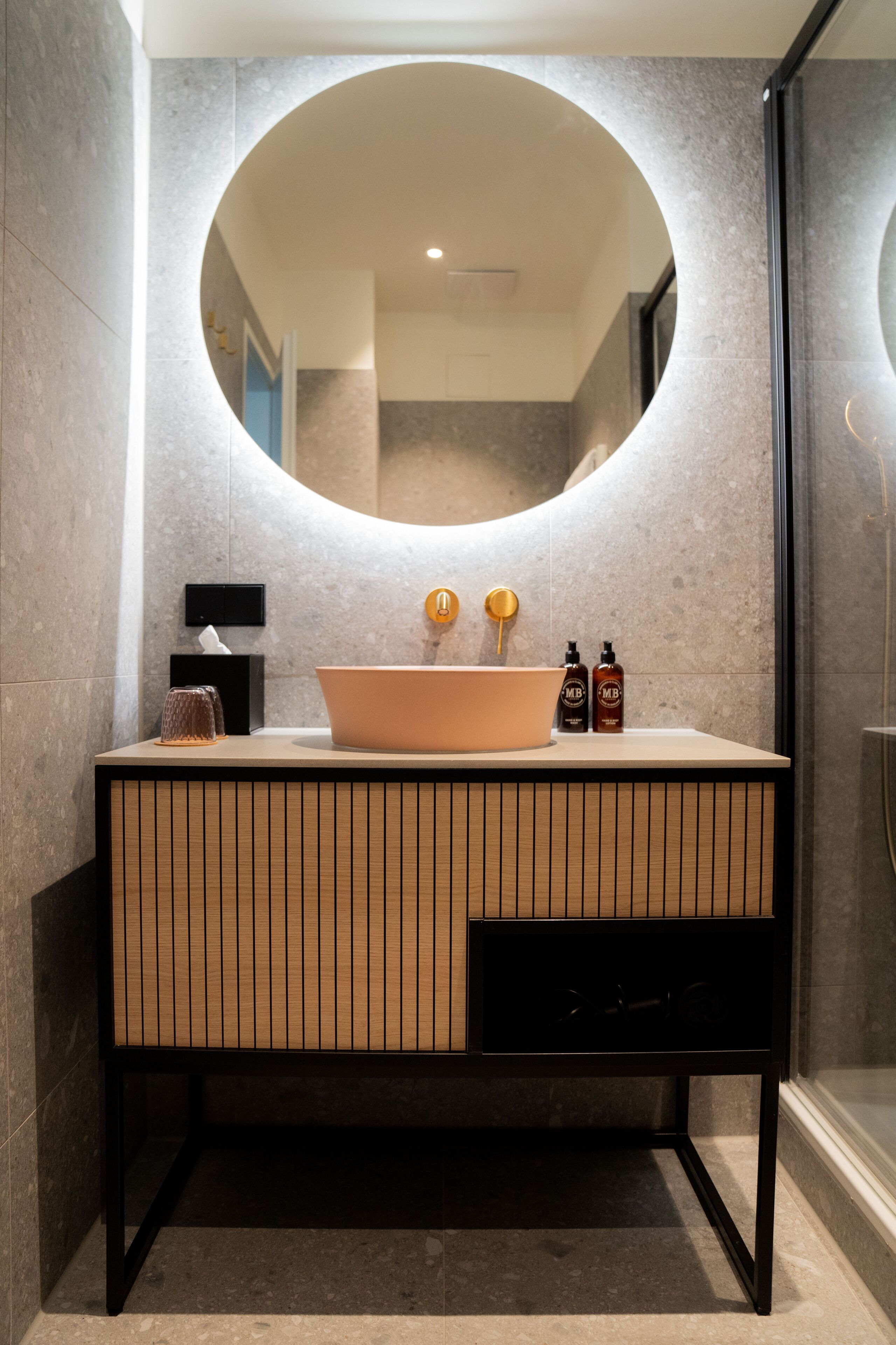 Deluxe Studio | Bathroom | Shower, rainfall showerhead, eco-friendly toiletries, hair dryer
