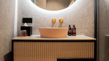 Deluxe-Studio | Badezimmer | Dusche, Regendusche, umweltfreundliche Kosmetikartikel, Haartrockner