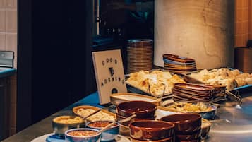 Tägliches Frühstücksbuffet gegen Gebühr