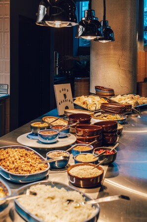 Petit déjeuner buffet servi tous les jours en supplément