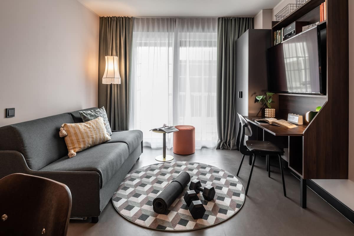 1 bedroom, premium bedding, down comforters, memory foam beds