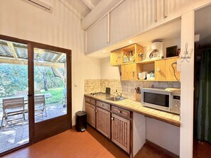 Kühlschrank, Ofen, Wasserkocher mit Kaffee-/Teezubehör