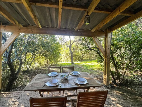 Outdoor dining - Mini-villa in Porto-Vecchio, near beach, terrace, private parking (Porto-Vecchio)