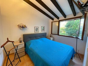 2 bedrooms, bed sheets