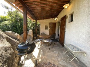 Outdoor dining - Cozy Villa 4 Rooms, 80m from Santa-Giulia Beach, BBQ, A/C, Parking, Sleeps 5 (Porto-Vecchio)