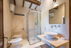 Een douche, een haardroger, handdoeken