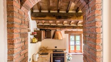 Refrigerador, horno, parrilla de estufa y cafetera y tetera