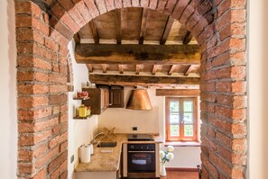 Jääkaappi, uuni, liesi, kahvin-/teenkeitin