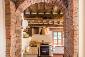 Kühlschrank, Ofen, Herdplatte, Wasserkocher mit Kaffee-/Teezubehör