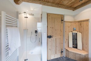 Bruser, hårtørrer, håndklæder