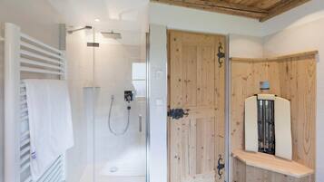 Dusche, Haartrockner, Handtücher