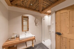Shower, hair dryer, towels - Apartment Piz da Peres Kronplatz with Mountain View, Pool, Sauna & Wi-Fi (Olang)