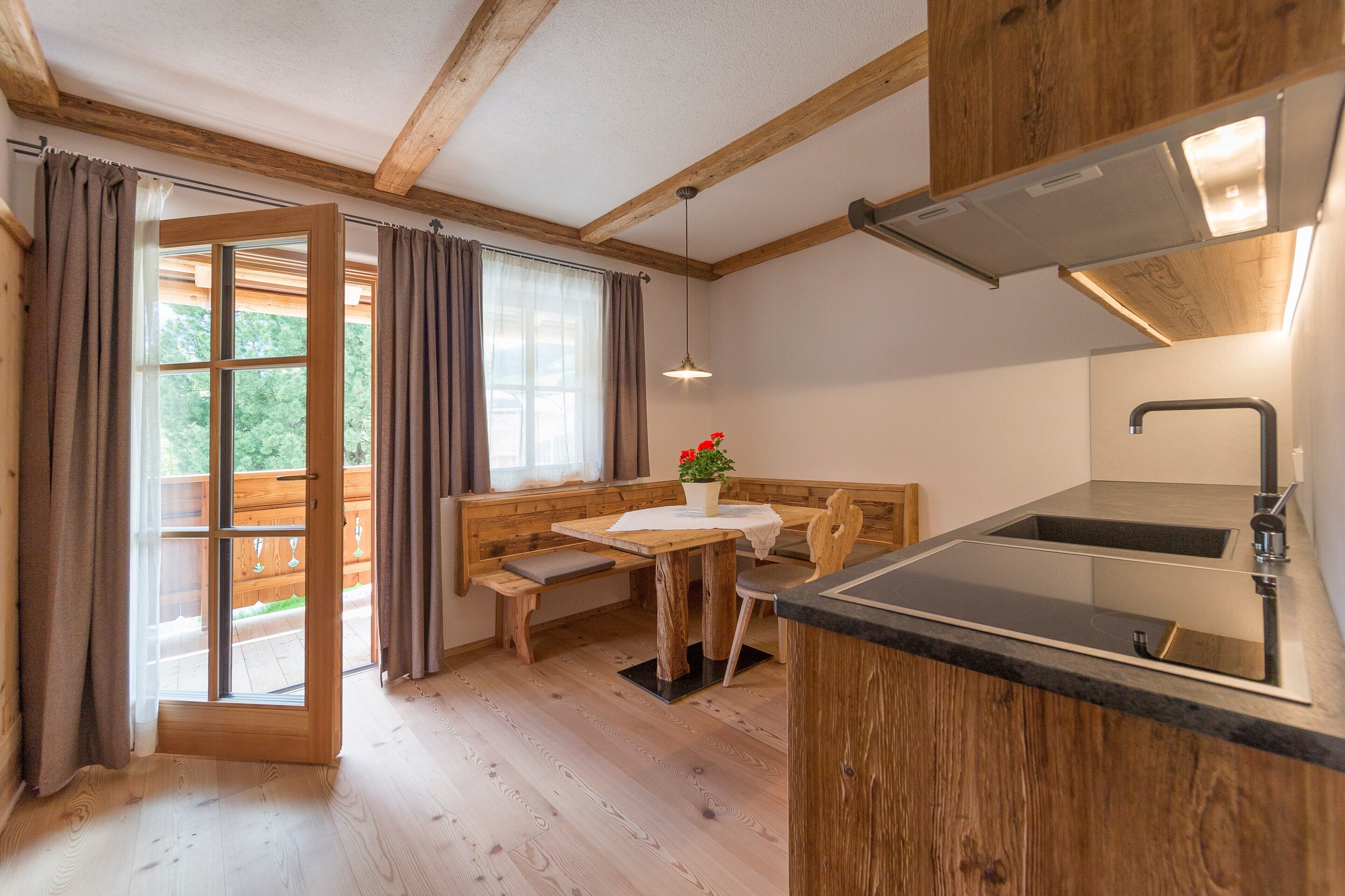 Køleskab, kogeplade, opvaskemaskine, kaffe-/temaskine