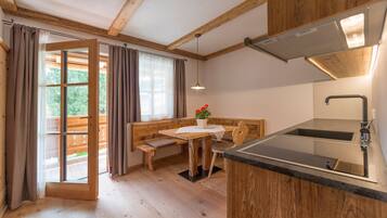 Køleskab, kogeplade, opvaskemaskine, kaffe-/temaskine