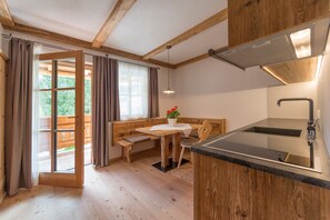 Køleskab, kogeplade, opvaskemaskine, kaffe-/temaskine