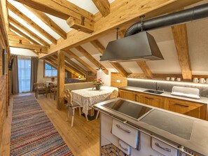 Frigorífico, placa de cocina, lavavajillas y cafetera o tetera