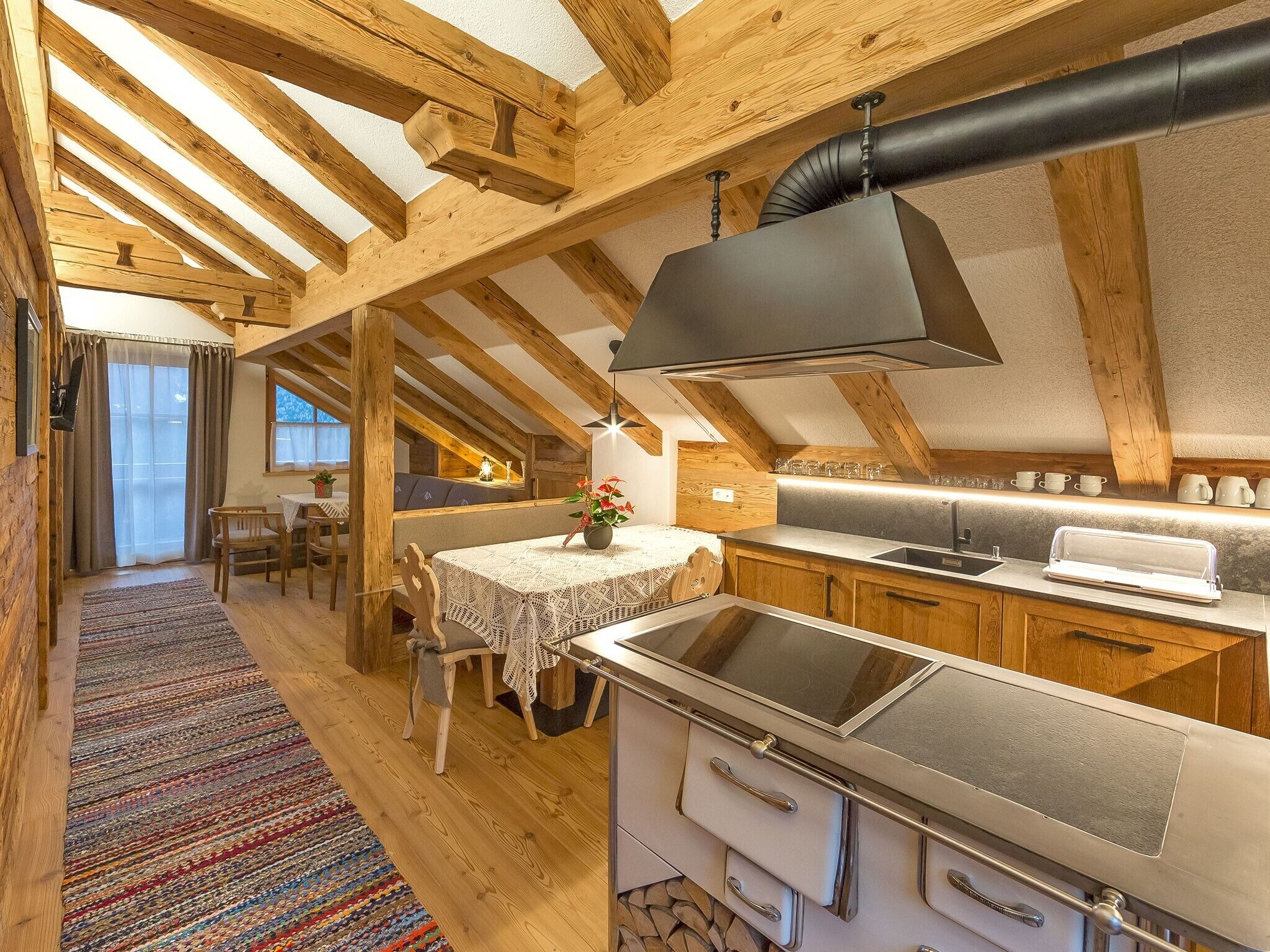 Frigorífico, placa de cocina, lavavajillas y cafetera o tetera