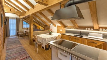Frigorífico, placa de cocina, lavavajillas y cafetera o tetera