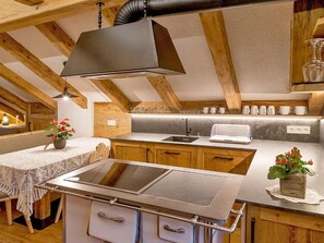 Geladeira, cooktop, lava-louças, cafeteira/chaleira