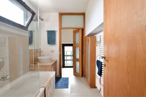 Bathtub, hair dryer, towels - Apartment 'Dream In The Sky' with Sea View, Wi-Fi and Air Conditioning (Cala Gonone)