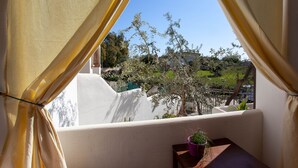 A balcony with a view of a garden and trees. - Holiday Apartment "Casa Antonella" with Garden, Balcony & Air Conditioning (Orosei)