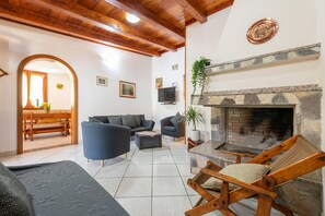 TV, fireplace