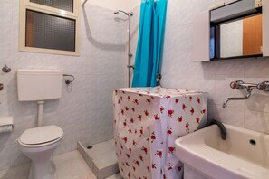 Ducha, secador de pelo y toallas