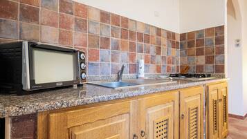 Fridge, oven, stovetop, coffee/tea maker