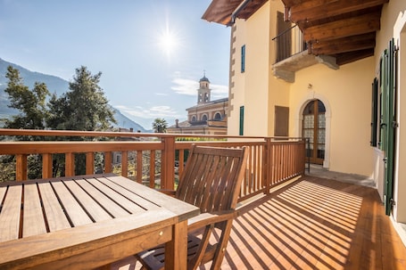 Outdoor dining. Residence Lena App 1 with Balcony