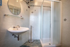 Shower, towels - Residence Lena  App 1 with Balcony (Pranzo)