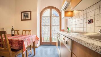 Frigorifero, forno, piano cottura, lavastoviglie