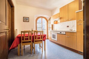 冷蔵庫、オーブン、コンロ、食器洗い機