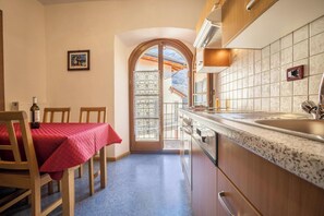 Frigorífico, horno, placa de cocina y lavavajillas