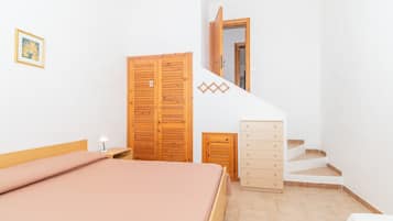 3 bedrooms, iron/ironing board, bed sheets