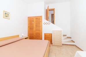 3 bedrooms, iron/ironing board, bed sheets