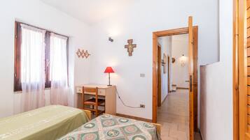 3 bedrooms, iron/ironing board, bed sheets