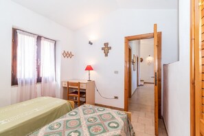 3 bedrooms, iron/ironing board, bed sheets